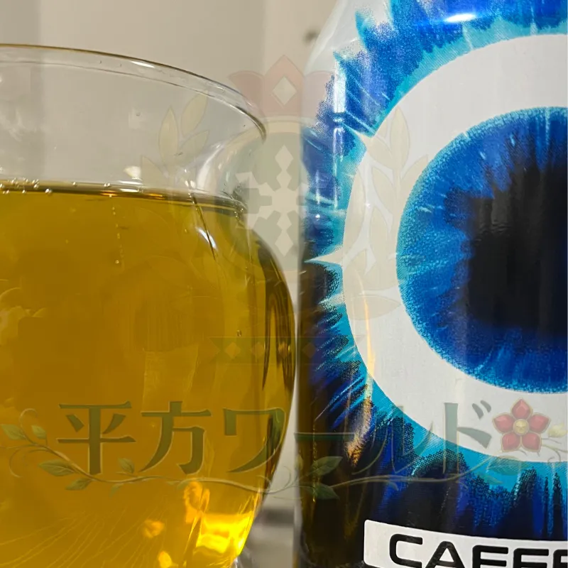 HYPER ZONe ENERGY ZERO（2025年版）の缶と中身の色。実際にグラスに注いだ状態の写真