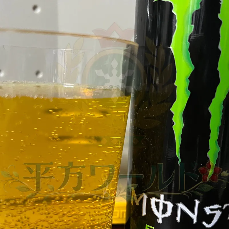 モンスターエナジー（オリジナル）の缶と中身の色。実際にグラスに注いだ状態の写真