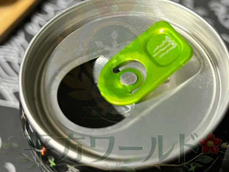 モンスターエナジー（オリジナル）の特徴的なロゴ入りグリーンのプルタブ部分