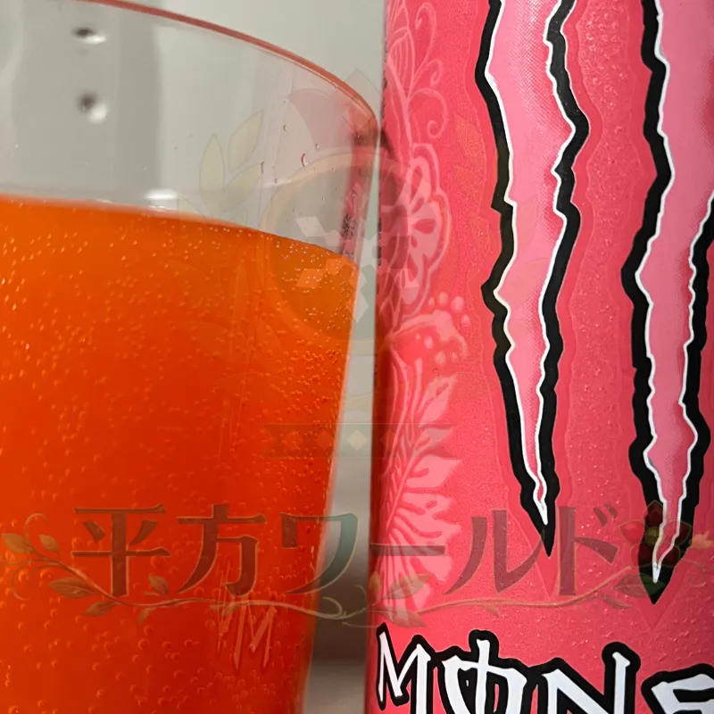 モンスターエナジーパイプラインパンチの缶と中身の色。実際にグラスに注いだ状態の写真
