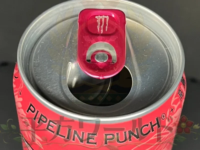 モンスターエナジーパイプラインパンチの特徴的なロゴ入りピンクのプルタブ部分