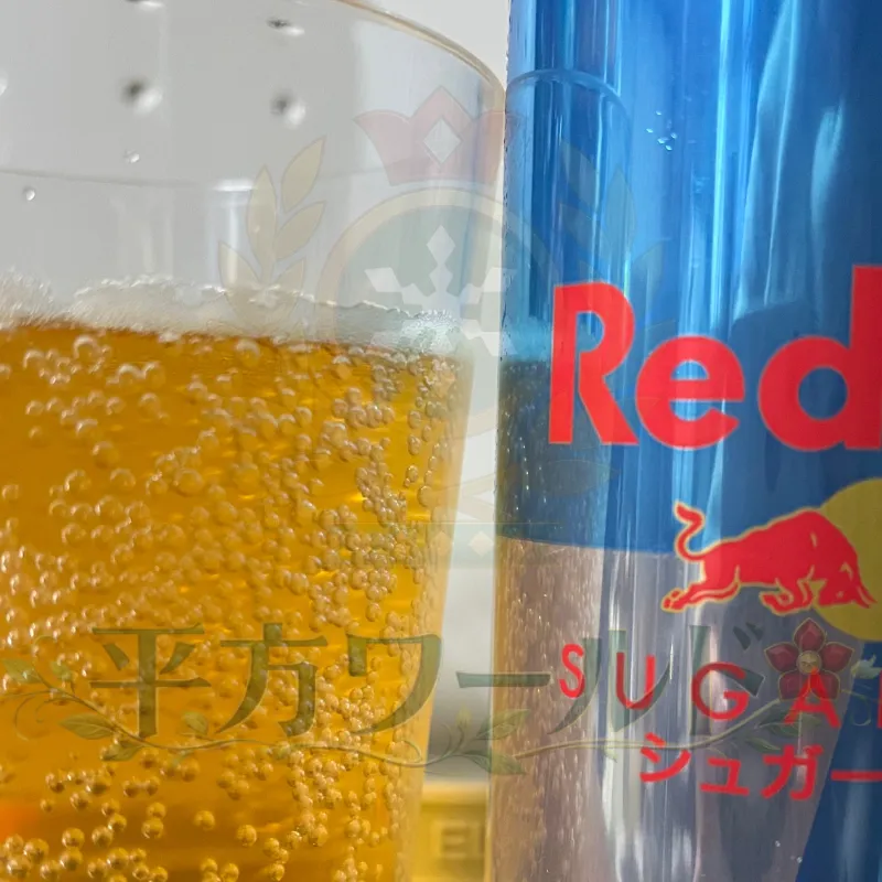 レッドブル シュガーフリーの缶と中身の色。実際にグラスに注いだ状態の写真