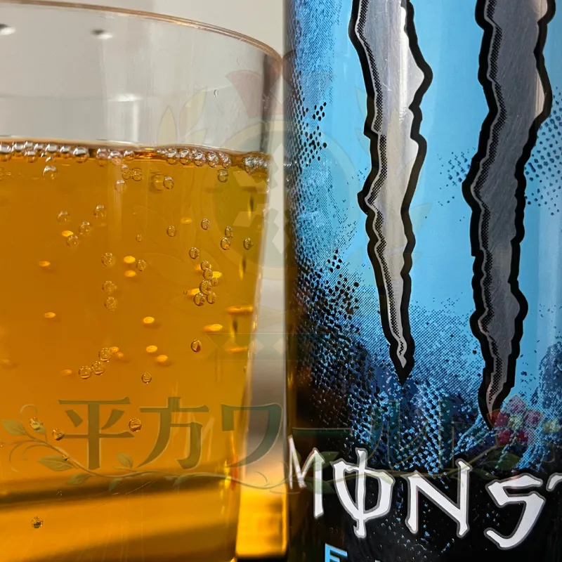 モンスターエナジー ゼロシュガーの缶と中身の色。実際にグラスに注いだ状態の写真