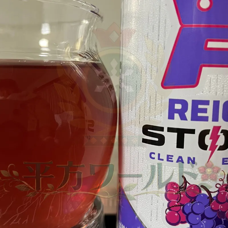 レインストーム ハーベストグレープの缶と中身の色。実際にグラスに注いだ状態の写真