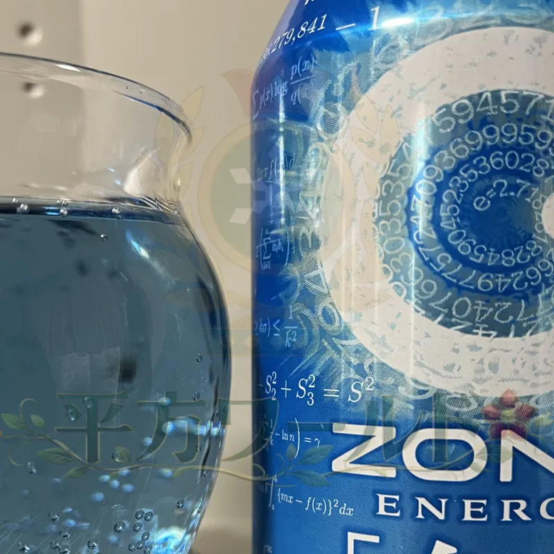 ZONe ENERGY［解］（かい）の缶と中身の色。実際にグラスに注いだ状態の写真