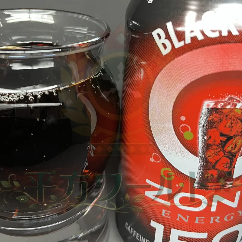 HYPER ZONe ENERGY BLACK PUNCHの缶と中身の色を写した写真