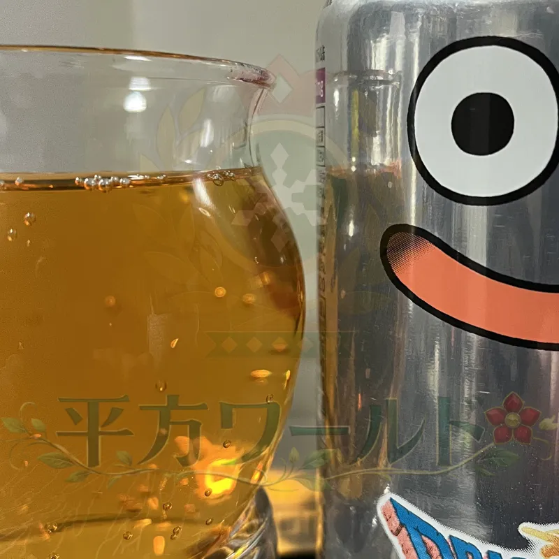 HYPER ZONe ENERGY メタルスライムエナジーの缶と中身の色を写した写真