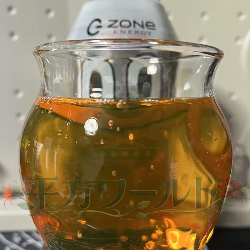 HYPER ZONe ENERGY メタルスライムエナジーの液色と缶正面を写した写真