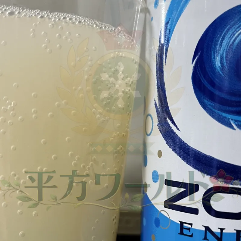 HYPER ZONe ENERGY WHITE PEACEの缶と中身の色を写した写真
