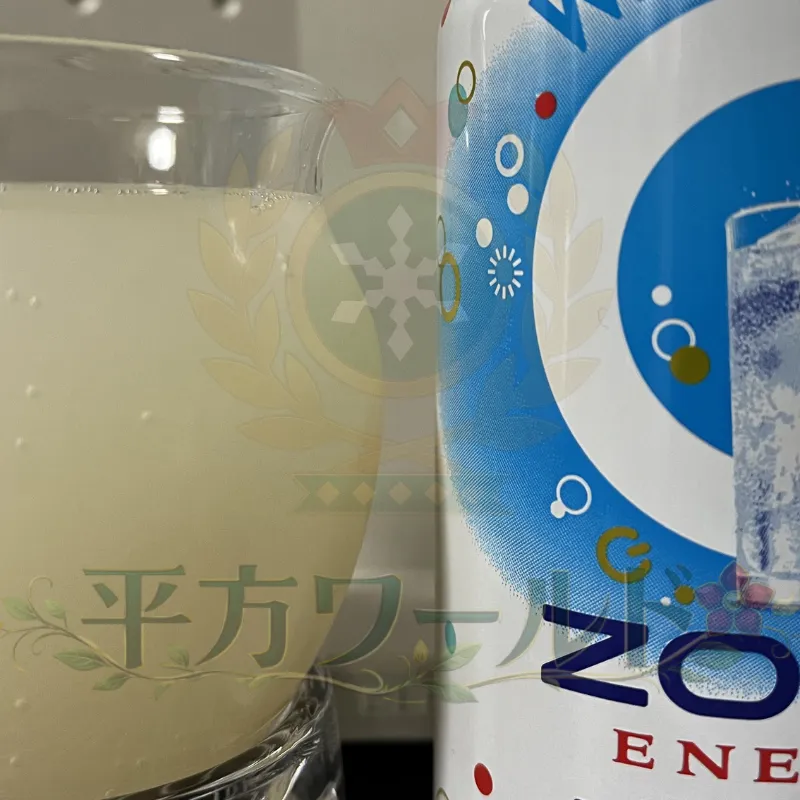 HYPER ZONe ENERGY WHITE SODAの缶と中身の色を写した写真