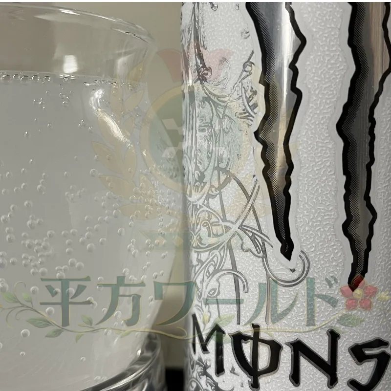 モンスター ウルトラの白い缶と、グラスに注いだ白く濁った中身を写した写真