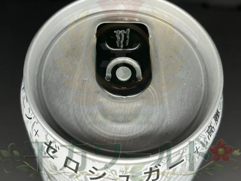 モンスター ウルトラの缶上部とモンスター爪ロゴ入りの黒いプルタブ