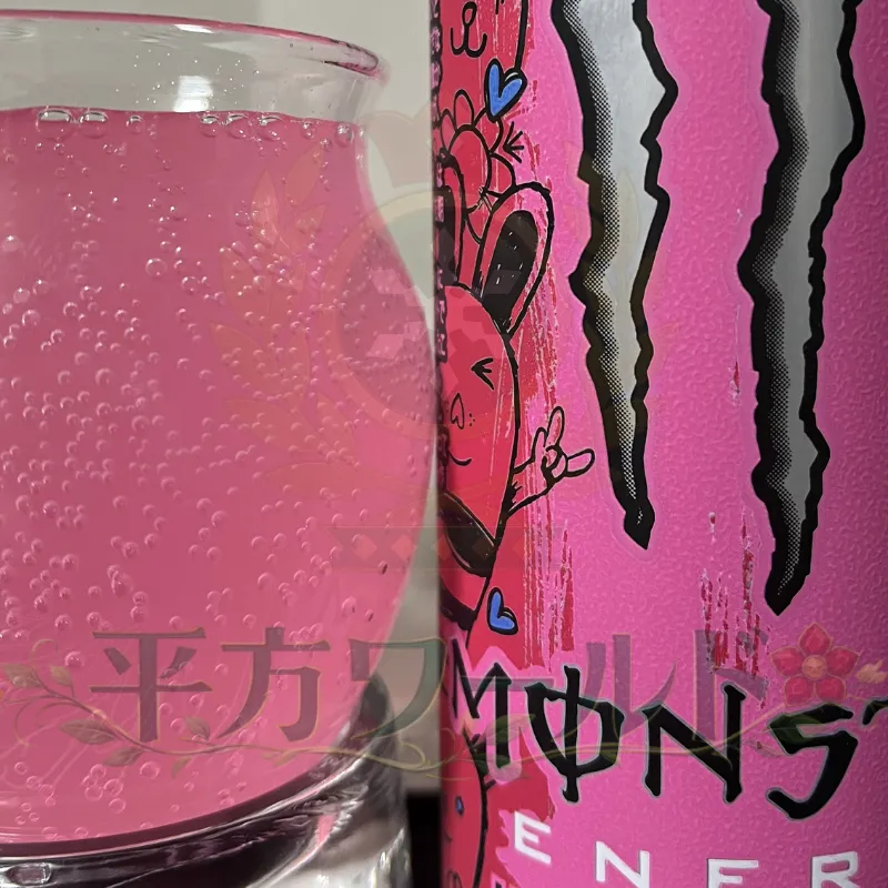 モンスター ウルトラファンタジールビーレッドの缶と、グラスに注いだ中身を写した写真