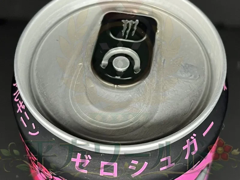 モンスター ウルトラファンタジールビーレッドの缶上部と黒いプルタブを写した写真
