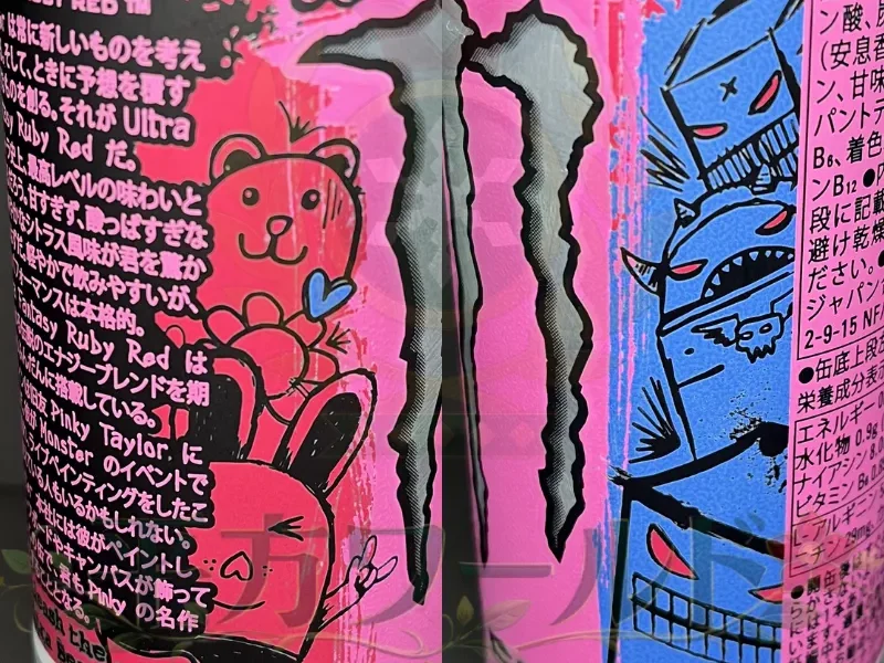 モンスター ウルトラファンタジールビーレッド缶の側面デザイン。ピンクと青のキャラクターと中央のMロゴを写した写真