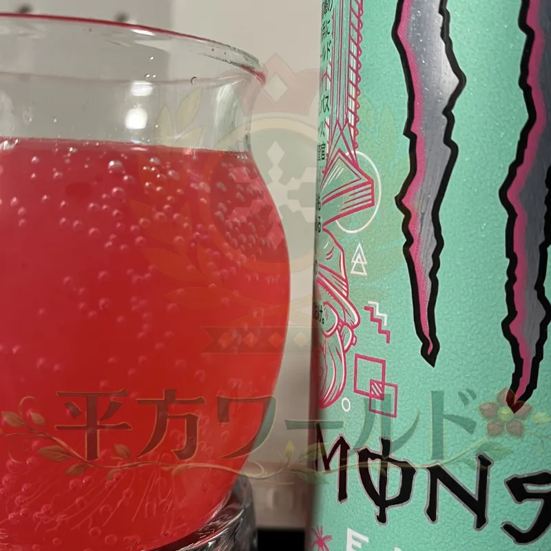 モンスター ウルトラバイスグァバの缶と、グラスに注いだピンク色の中身を写した写真