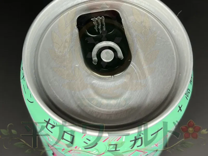 モンスター ウルトラバイスグァバの缶上部と、モンスターのロゴが入った黒いプルタブを写した写真