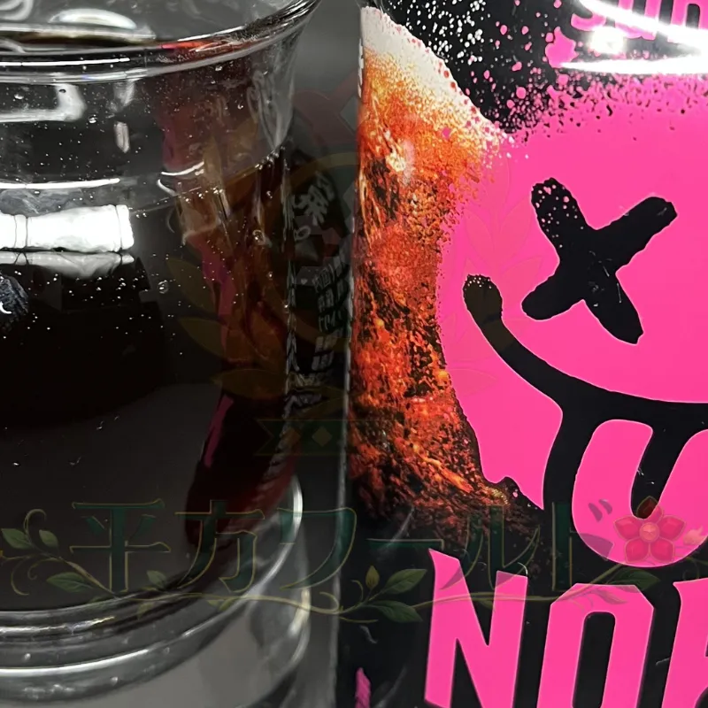 ギルティ炭酸 NOPEの缶と、グラスに注いだ黒っぽい中身を写した写真