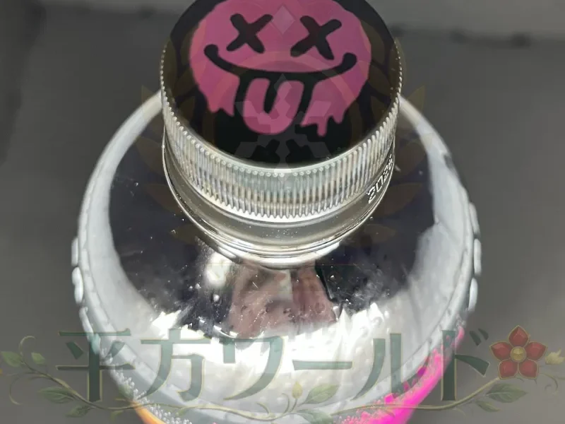 ギルティ炭酸 NOPEのペットボトル上部とロゴ入りキャップを上から写した写真