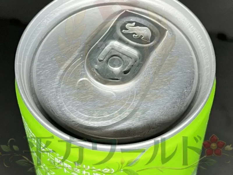レッドブル グリーンエディションのレッドブルロゴ型プルタブを上から写した写真