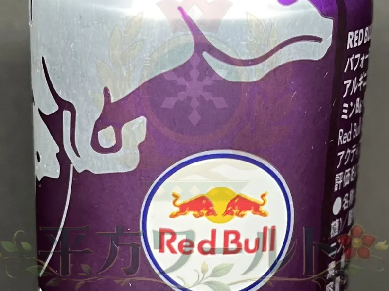 レッドブル パープルエディション現行缶の丸いRed Bullロゴ部分を写した写真