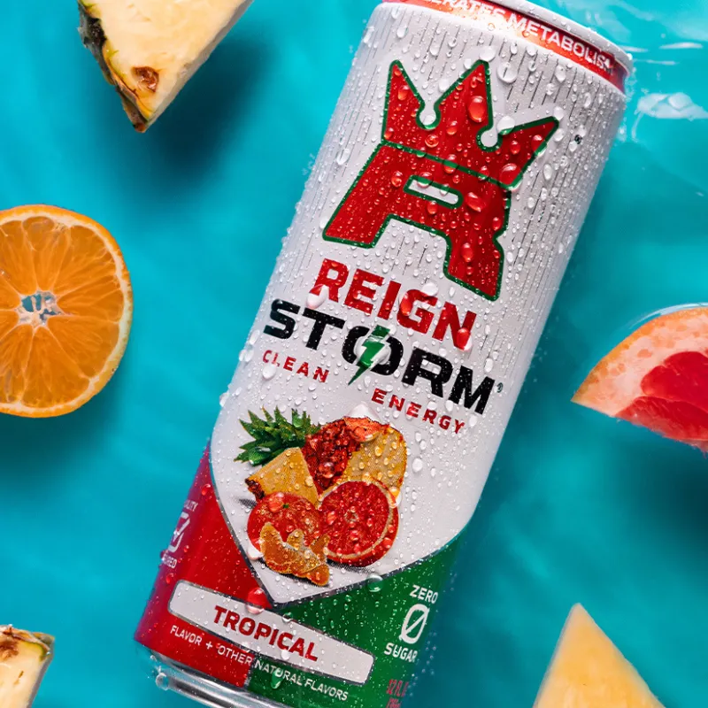 アメリカ版REIGN STORM Tropicalの缶と、ブラッドオレンジやパイナップルを配置したイメージ